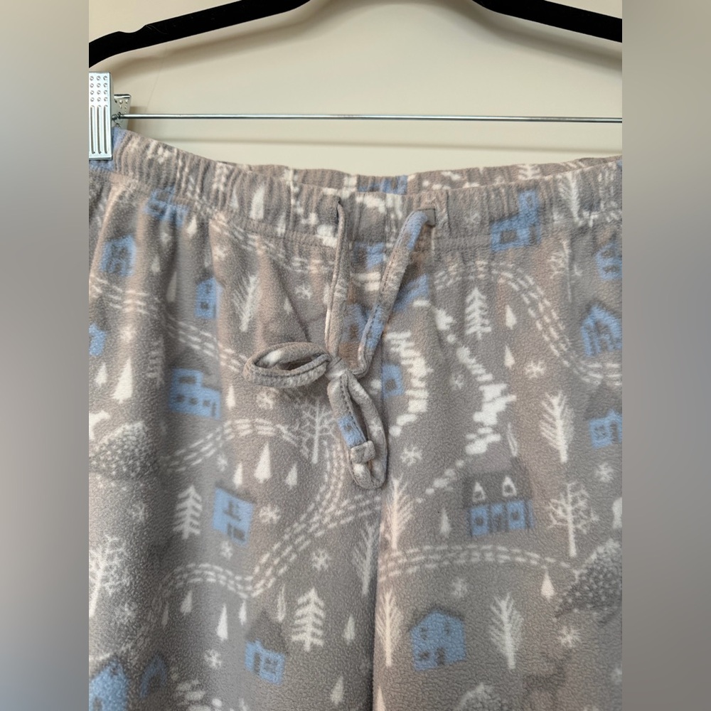 Holiday Patterned Pajamas Set - Picture 6 of 9